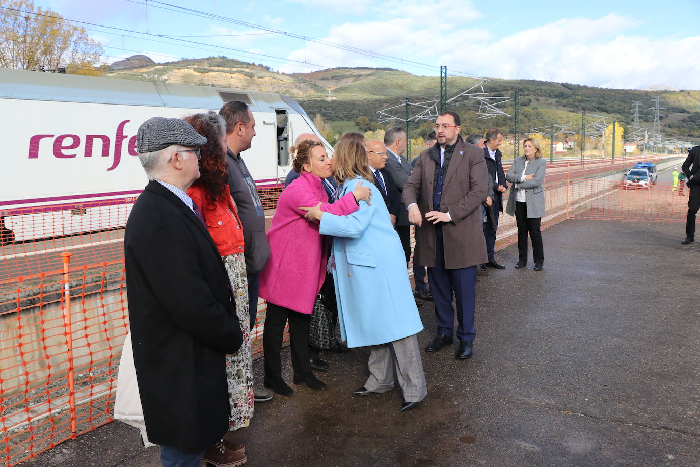 El primer tren con pasajeros ha cruzado este miércoles el corazón de la Variante de Pajares: «Es un día histórico». Ha sido un nutrido grupo de periodistas quienes han recorrido esta infraestructura logística de primer nivel, una de las más importantes a nivel europeo. 