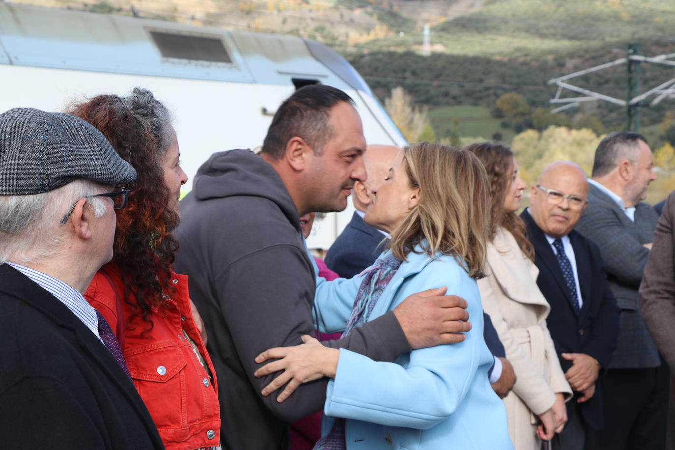 El primer tren con pasajeros ha cruzado este miércoles el corazón de la Variante de Pajares: «Es un día histórico». Ha sido un nutrido grupo de periodistas quienes han recorrido esta infraestructura logística de primer nivel, una de las más importantes a nivel europeo. 