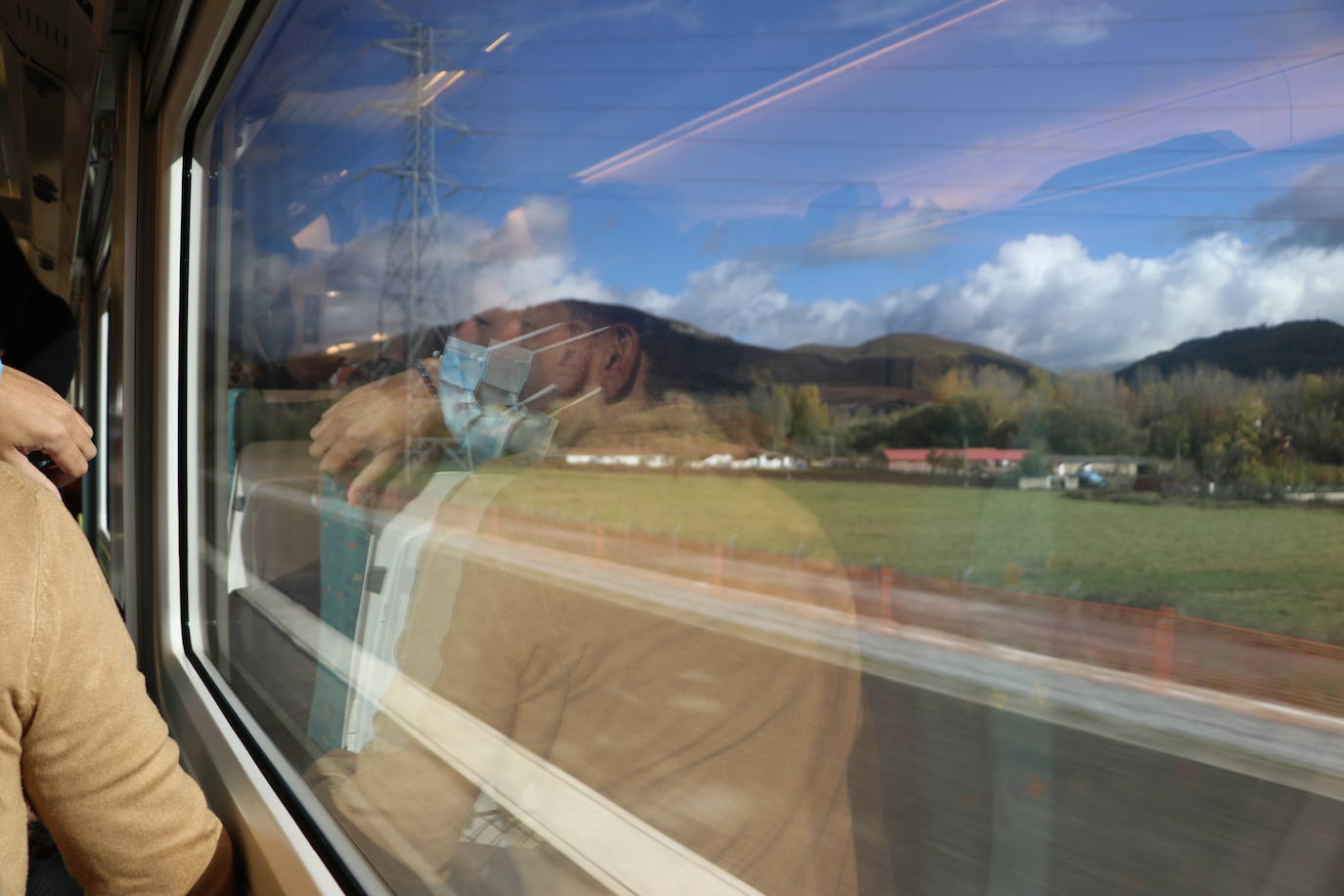 El primer tren con pasajeros ha cruzado este miércoles el corazón de la Variante de Pajares: «Es un día histórico». Ha sido un nutrido grupo de periodistas quienes han recorrido esta infraestructura logística de primer nivel, una de las más importantes a nivel europeo. 