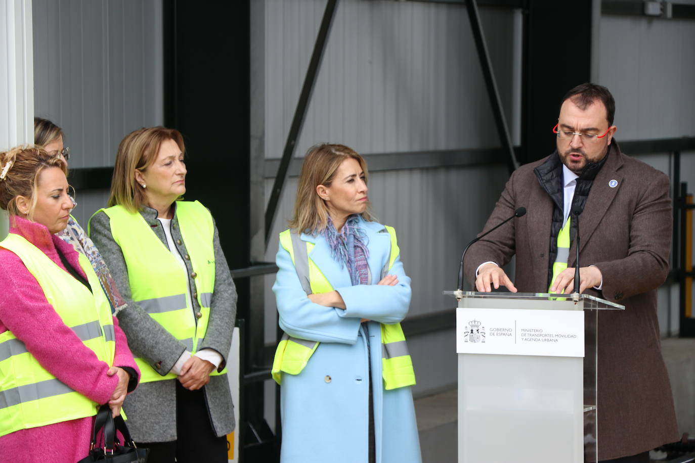 El primer tren con pasajeros ha cruzado este miércoles el corazón de la Variante de Pajares: «Es un día histórico». Ha sido un nutrido grupo de periodistas quienes han recorrido esta infraestructura logística de primer nivel, una de las más importantes a nivel europeo. 