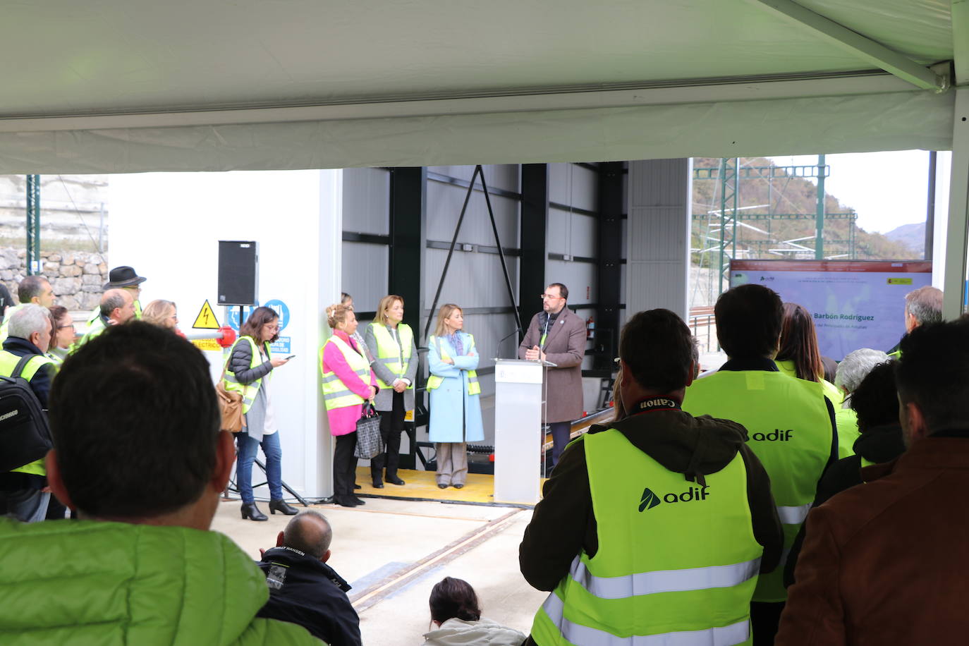 El primer tren con pasajeros ha cruzado este miércoles el corazón de la Variante de Pajares: «Es un día histórico». Ha sido un nutrido grupo de periodistas quienes han recorrido esta infraestructura logística de primer nivel, una de las más importantes a nivel europeo. 