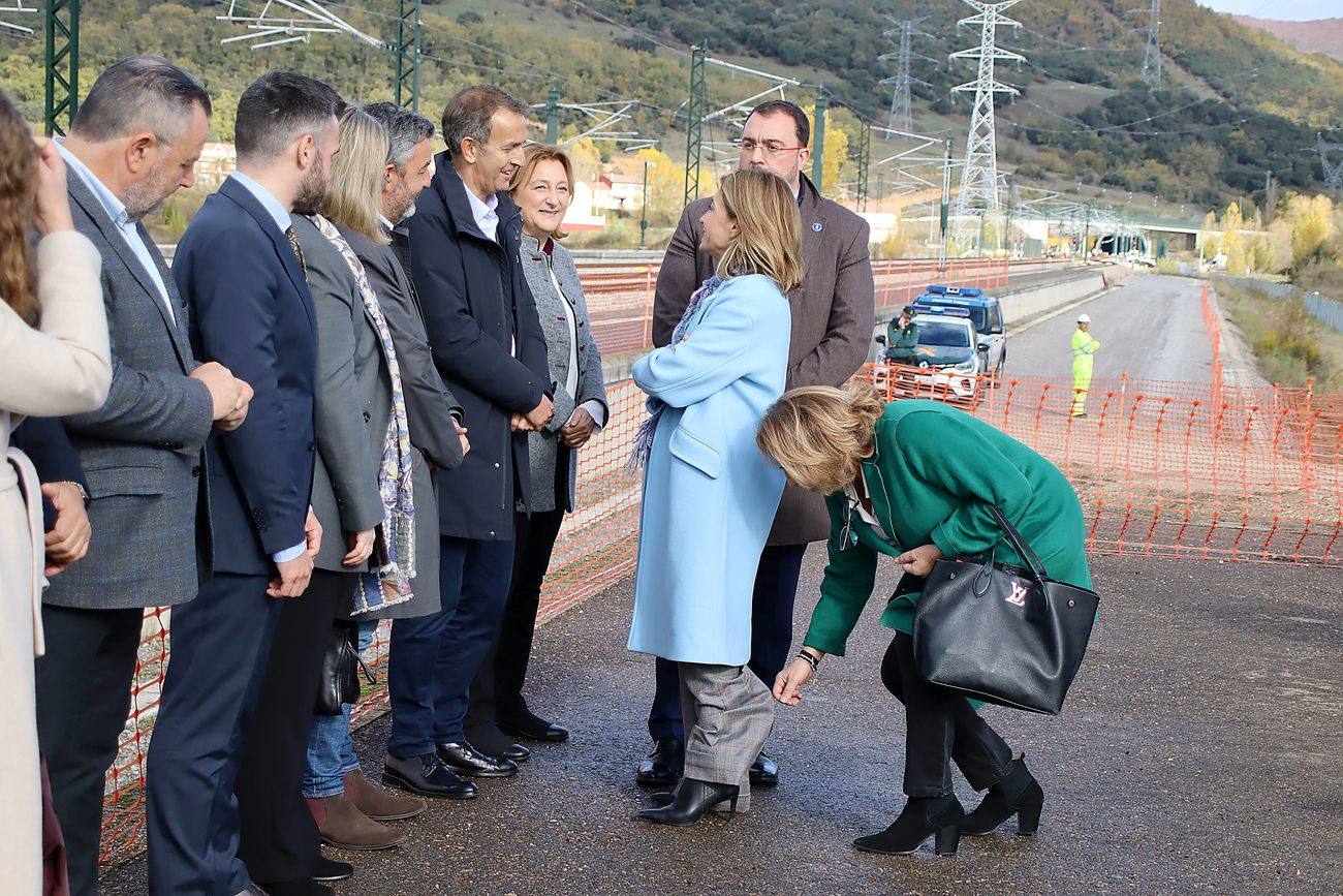 La Variante estrecha los lazos entre León y Asturias con el primer tren de pasajeros que atraviesa sus túneles: «Este es un día para la historia». 