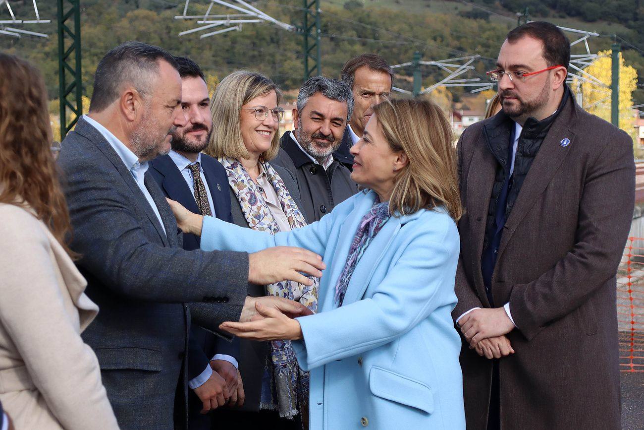 La Variante estrecha los lazos entre León y Asturias con el primer tren de pasajeros que atraviesa sus túneles: «Este es un día para la historia». 