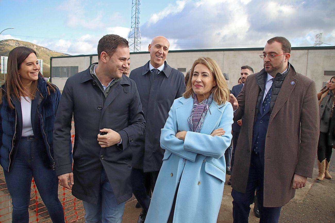 La Variante estrecha los lazos entre León y Asturias con el primer tren de pasajeros que atraviesa sus túneles: «Este es un día para la historia». 