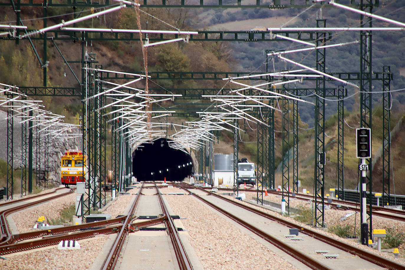 La Variante estrecha los lazos entre León y Asturias con el primer tren de pasajeros que atraviesa sus túneles: «Este es un día para la historia». 