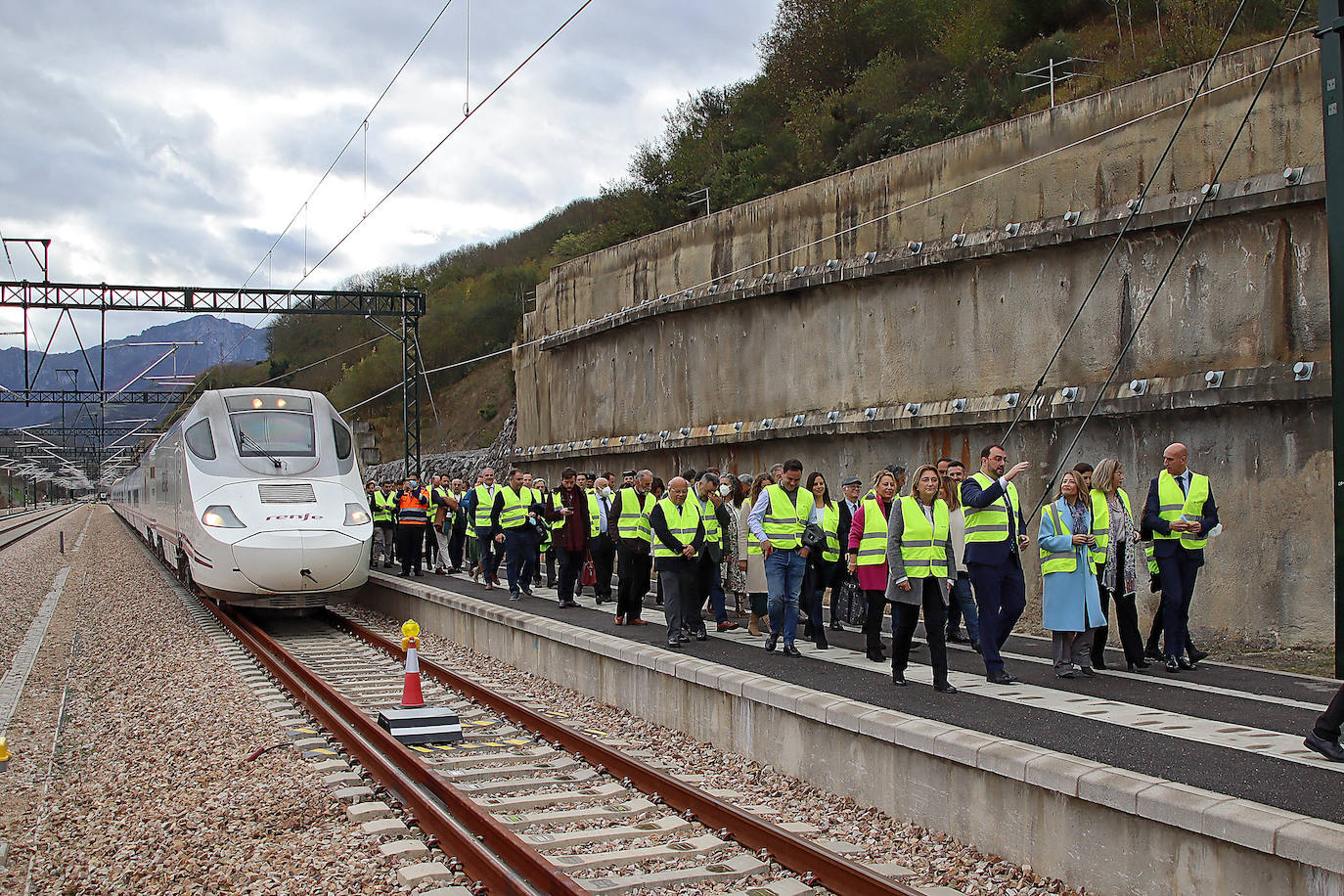 La Variante estrecha los lazos entre León y Asturias con el primer tren de pasajeros que atraviesa sus túneles: «Este es un día para la historia». 