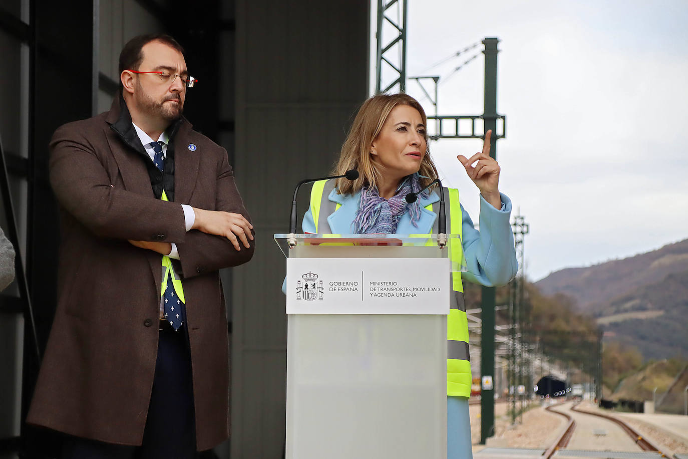 La Variante estrecha los lazos entre León y Asturias con el primer tren de pasajeros que atraviesa sus túneles: «Este es un día para la historia». 