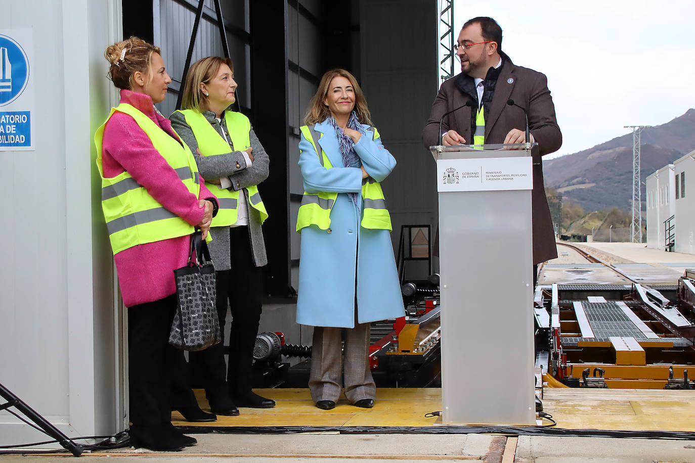 La Variante estrecha los lazos entre León y Asturias con el primer tren de pasajeros que atraviesa sus túneles: «Este es un día para la historia». 