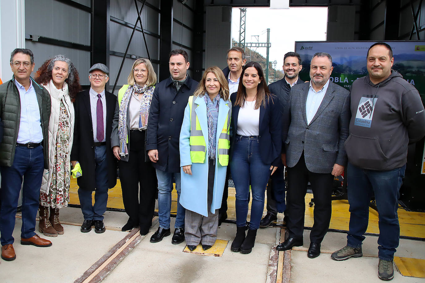 La Variante estrecha los lazos entre León y Asturias con el primer tren de pasajeros que atraviesa sus túneles: «Este es un día para la historia». 