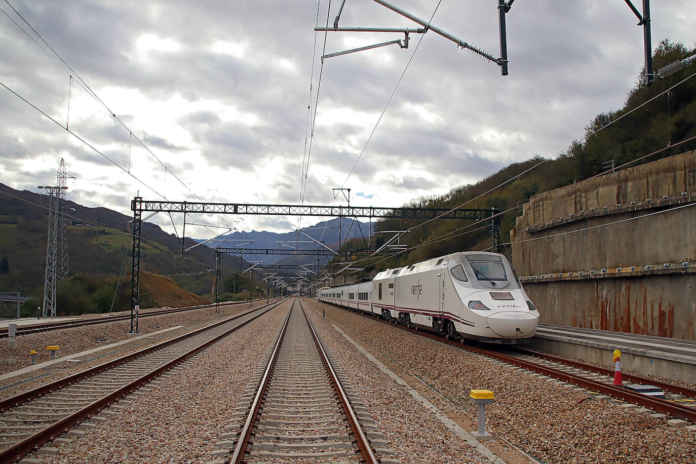 La Variante estrecha los lazos entre León y Asturias con el primer tren de pasajeros que atraviesa sus túneles: «Este es un día para la historia». 