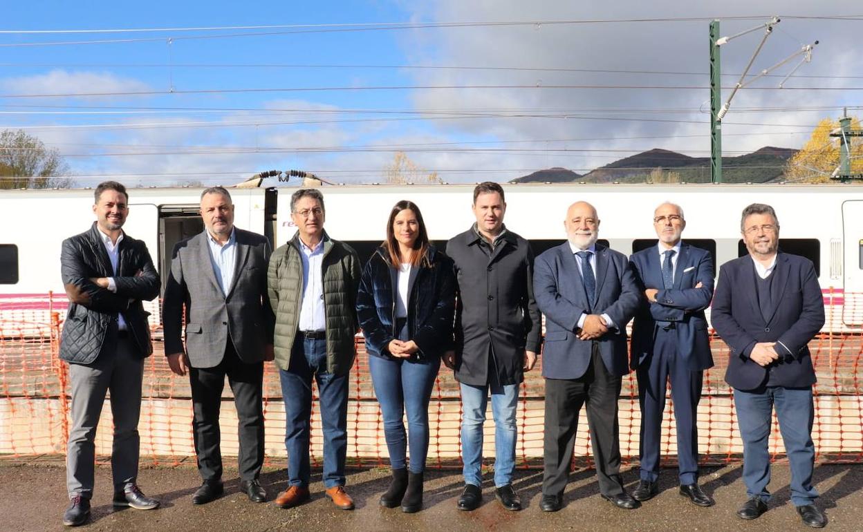 Representantes socialistas durante su visita a la Variante de Pajares.