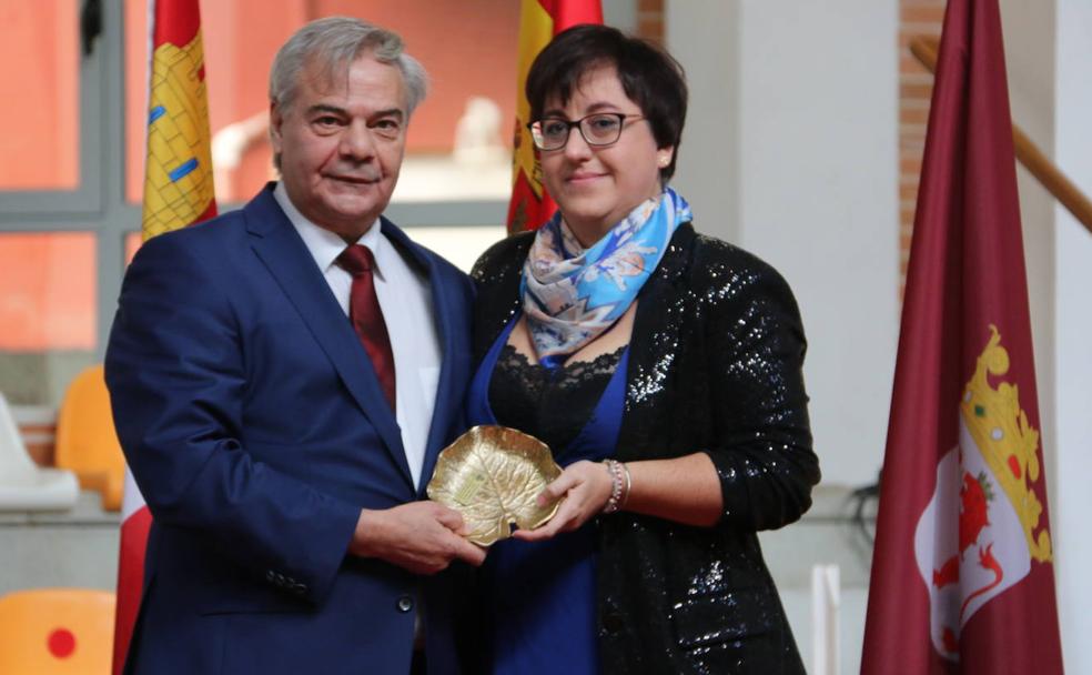 José Pedro Fernández recibe el reconocimiento a los sanitarios por parte de la concejala de San Andrés del Rabanedo.