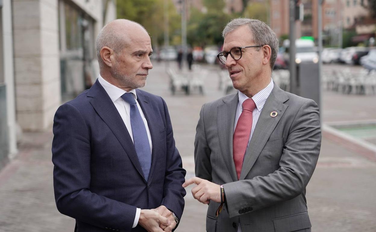 El consejero de Industria, Comercio y Empleo, Mariano Veganzones; el presidente de la Cámara de Valladolid, Víctor Caramanzana; la concejala de Innovación, Desarrollo Económico, Empleo y Comercio, Charo Chávez; inauguran la Feria de Empleo y Emprendimiento, que cuenta con más de 40 empresas