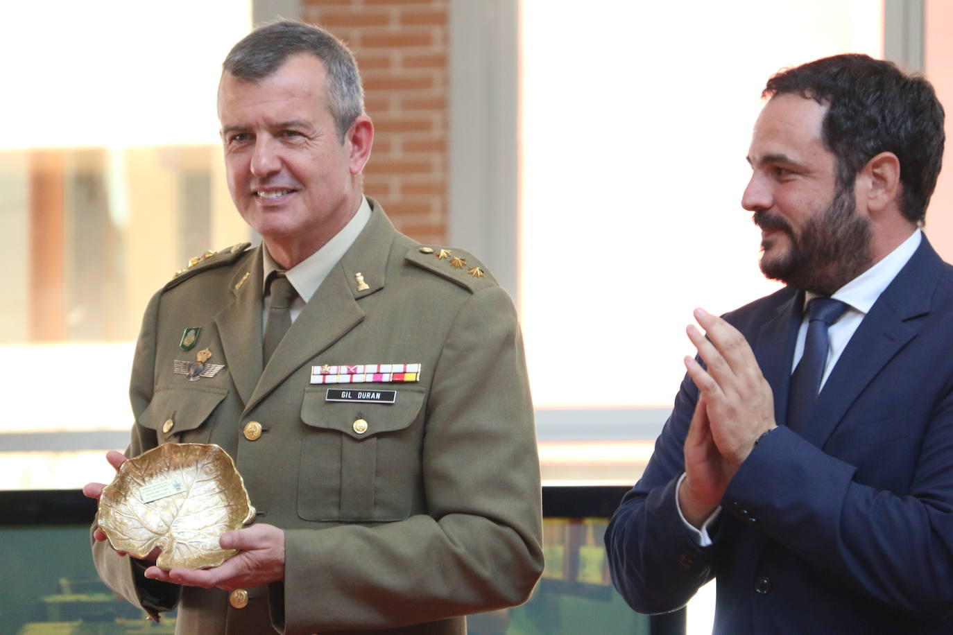 Entrega de reconocimientos a los agentes que participaron de forma activa en la lucha contra la pandemia en León.