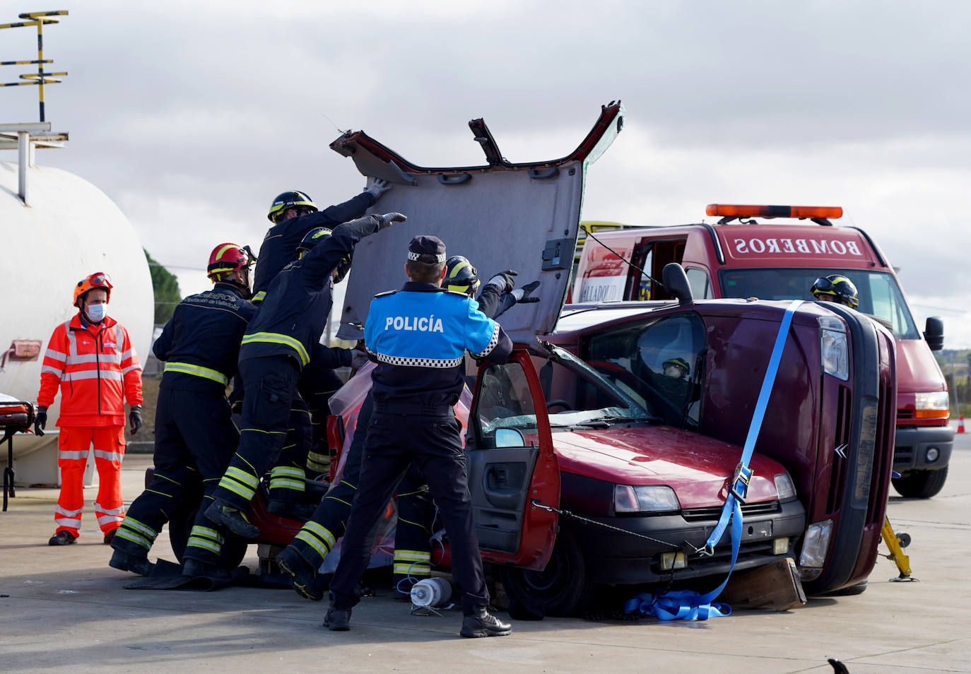 Simulacro en un curso sobre intervención en accidentes de tráfico, en Tordesillas (Valladolid).