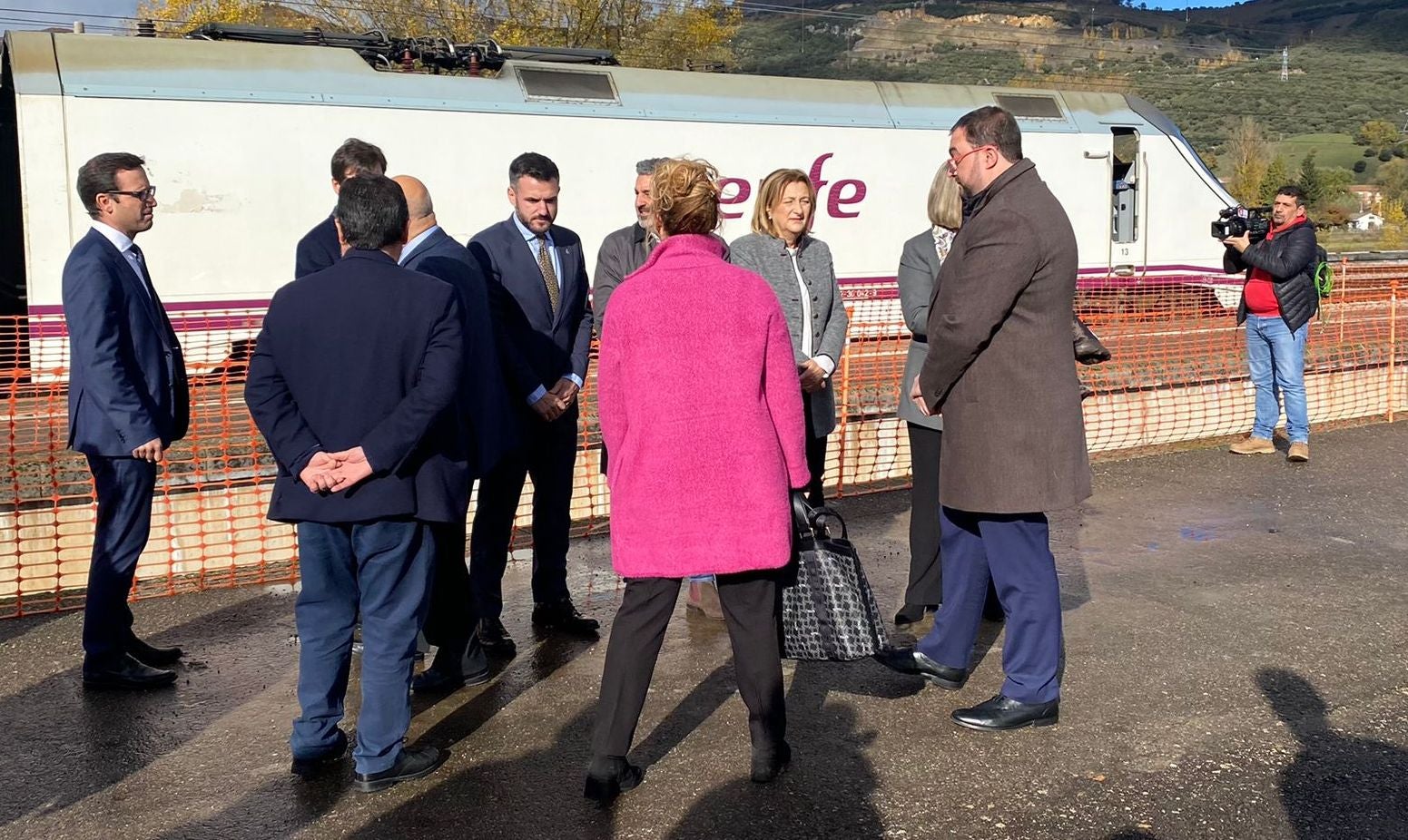 El primer tren con pasajeros ha cruzado este miércoles el corazón de la Variante de Pajares: «Es un día histórico». Ha sido un nutrido grupo de periodistas quienes han recorrido esta infraestructura logística de primer nivel, una de las más importantes a nivel europeo. 