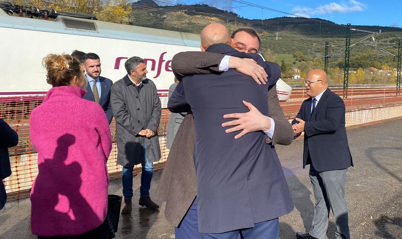 El primer tren con pasajeros ha cruzado este miércoles el corazón de la Variante de Pajares: «Es un día histórico». Ha sido un nutrido grupo de periodistas quienes han recorrido esta infraestructura logística de primer nivel, una de las más importantes a nivel europeo. 