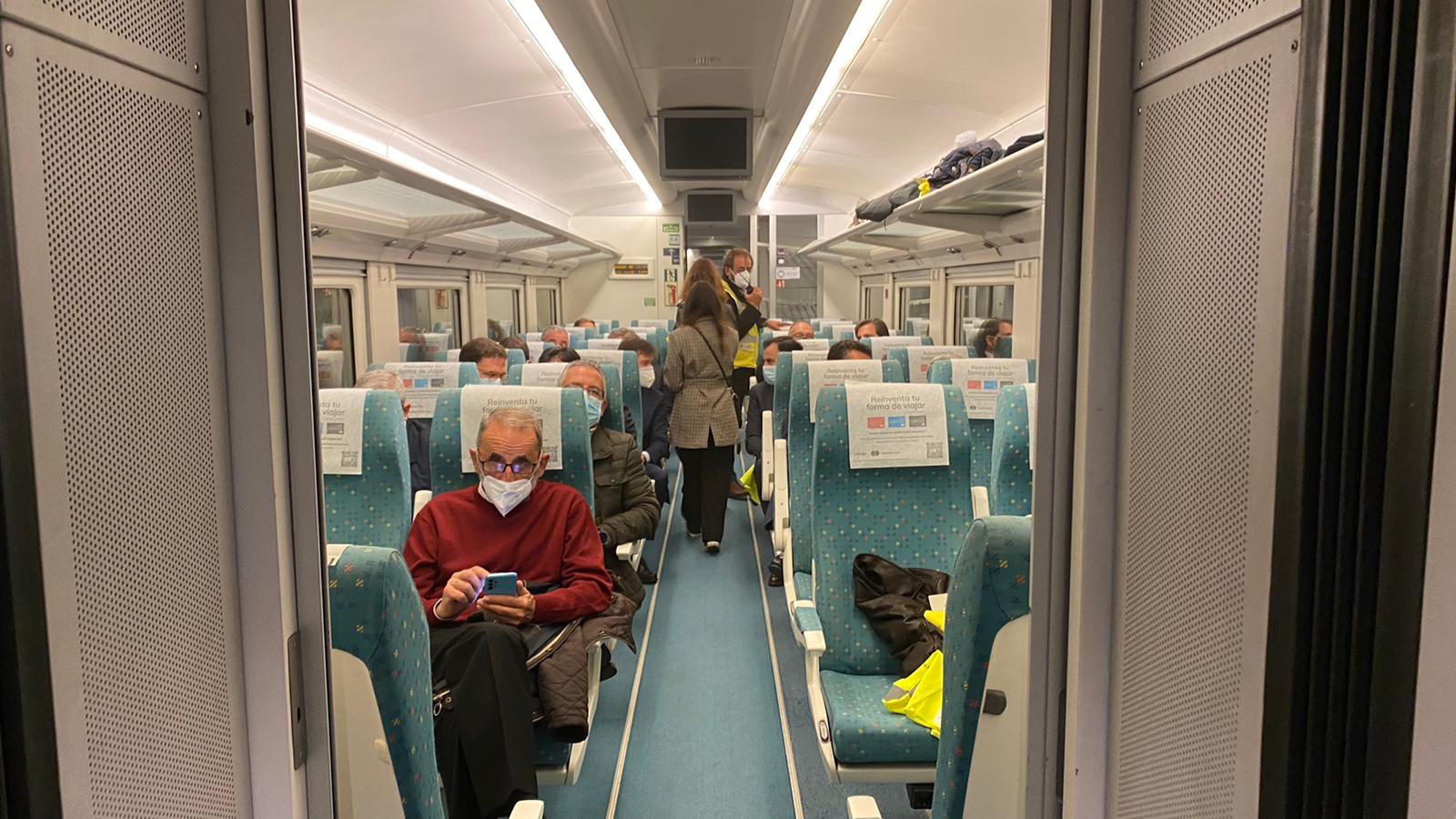 El primer tren con pasajeros ha cruzado este miércoles el corazón de la Variante de Pajares: «Es un día histórico». Ha sido un nutrido grupo de periodistas quienes han recorrido esta infraestructura logística de primer nivel, una de las más importantes a nivel europeo. 