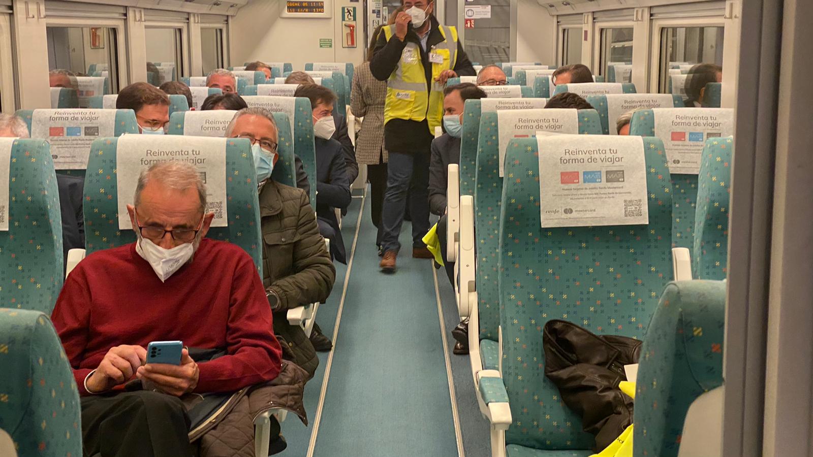 El primer tren con pasajeros ha cruzado este miércoles el corazón de la Variante de Pajares: «Es un día histórico». Ha sido un nutrido grupo de periodistas quienes han recorrido esta infraestructura logística de primer nivel, una de las más importantes a nivel europeo. 