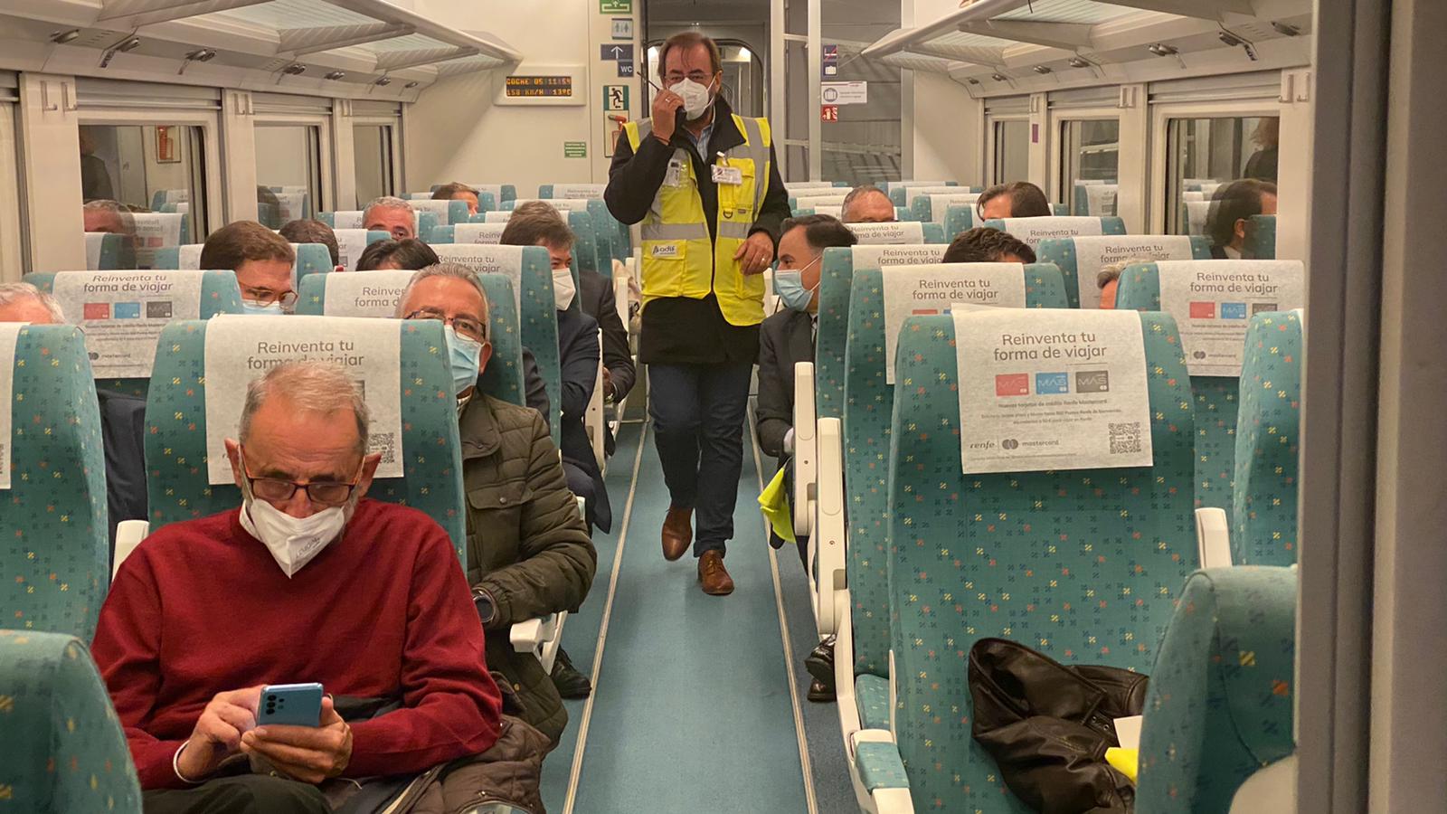 El primer tren con pasajeros ha cruzado este miércoles el corazón de la Variante de Pajares: «Es un día histórico». Ha sido un nutrido grupo de periodistas quienes han recorrido esta infraestructura logística de primer nivel, una de las más importantes a nivel europeo. 