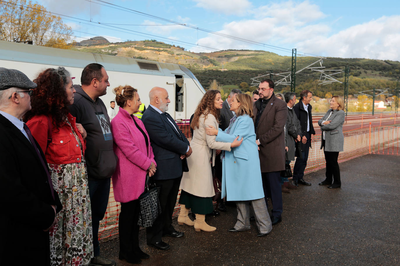 La Variante estrecha los lazos entre León y Asturias con el primer tren de pasajeros que atraviesa sus túneles: «Este es un día para la historia». 