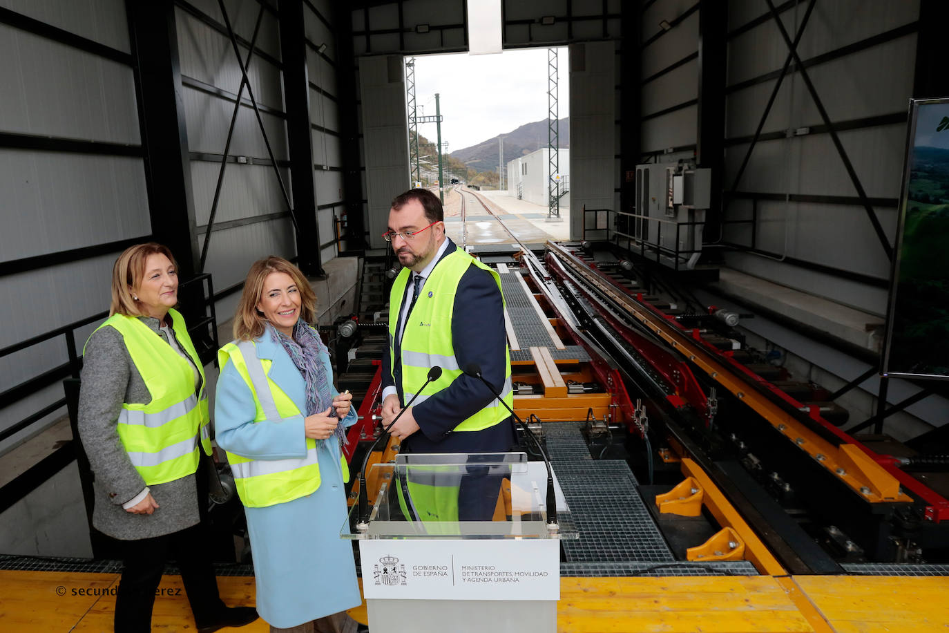 La Variante estrecha los lazos entre León y Asturias con el primer tren de pasajeros que atraviesa sus túneles: «Este es un día para la historia». 