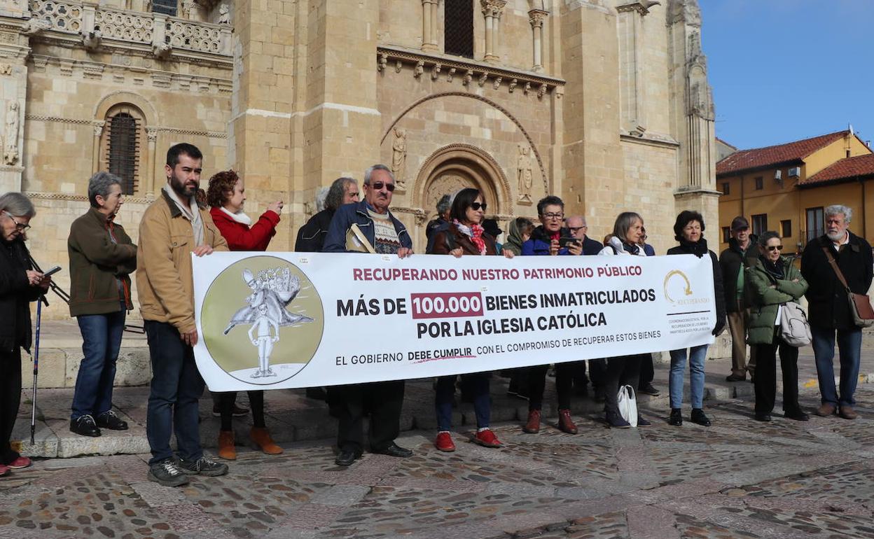 Una treintena de personas se manifiestan frente a la Basílica de San Isidoro para solicitar la devolución de los bienes públicos inmatriculados por la Iglesia en León y España. 