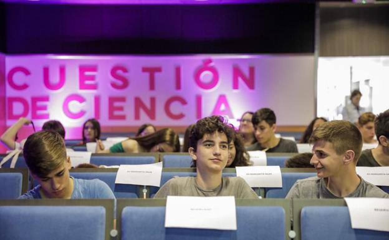 La iniciativa, que alcanza su cuarta edición, tiene como objetivo sensibilizar y acercar la ciencia a los jóvenes españoles. 