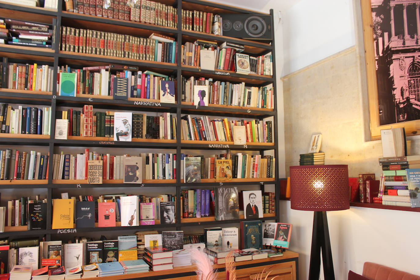 La librería mutante Tula Varona en León celebra el Día de las Librerías en su particular local con cafetería. 