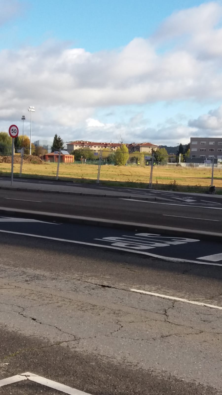 Las vallas ya cierran la parcela de 16.700 metros cuadrados que convertirá este descampado junto al Pabellón de La Torre en una nueva zona verde para la ciudad | La obra tiene un plazo de ejecució nde seis meses y cuenta con una ivnersión de 1,2 millones de euros.