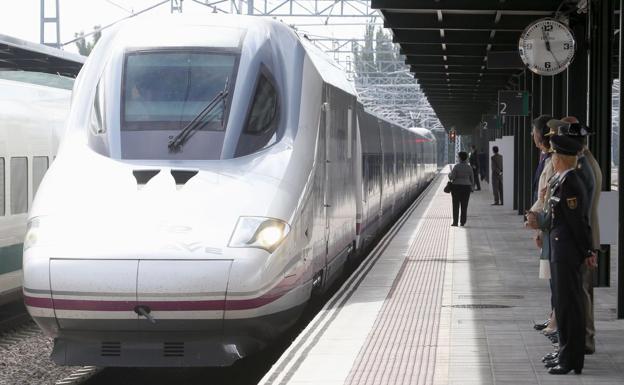 Imagen del primer tren AVE a su llegada a la estación de León en septiembre de 2015. 