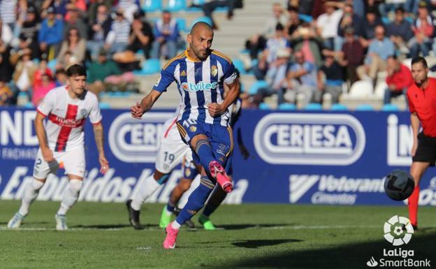 Yuri ejecuta una pena máxima ante la SD Huesca.