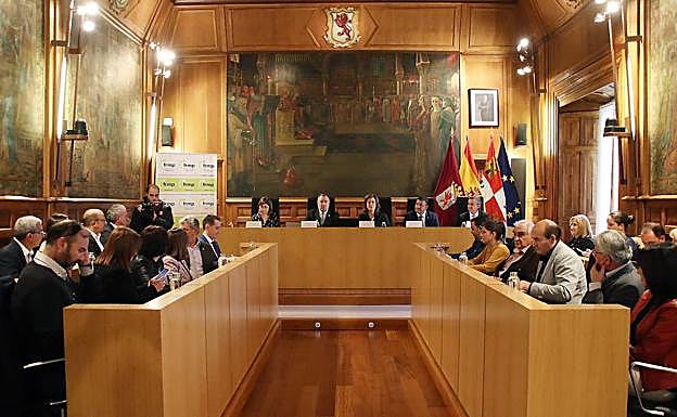 El presidente de la Diputación, Eduardo Morán preside la reunión con la presidenta de la Federación, Mª. Ángeles Armisén.