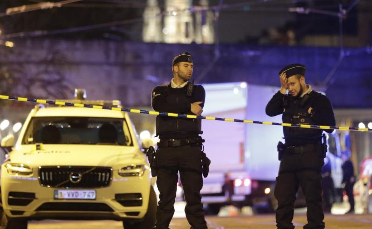 Policías vigilan en el lugar del ataque. 