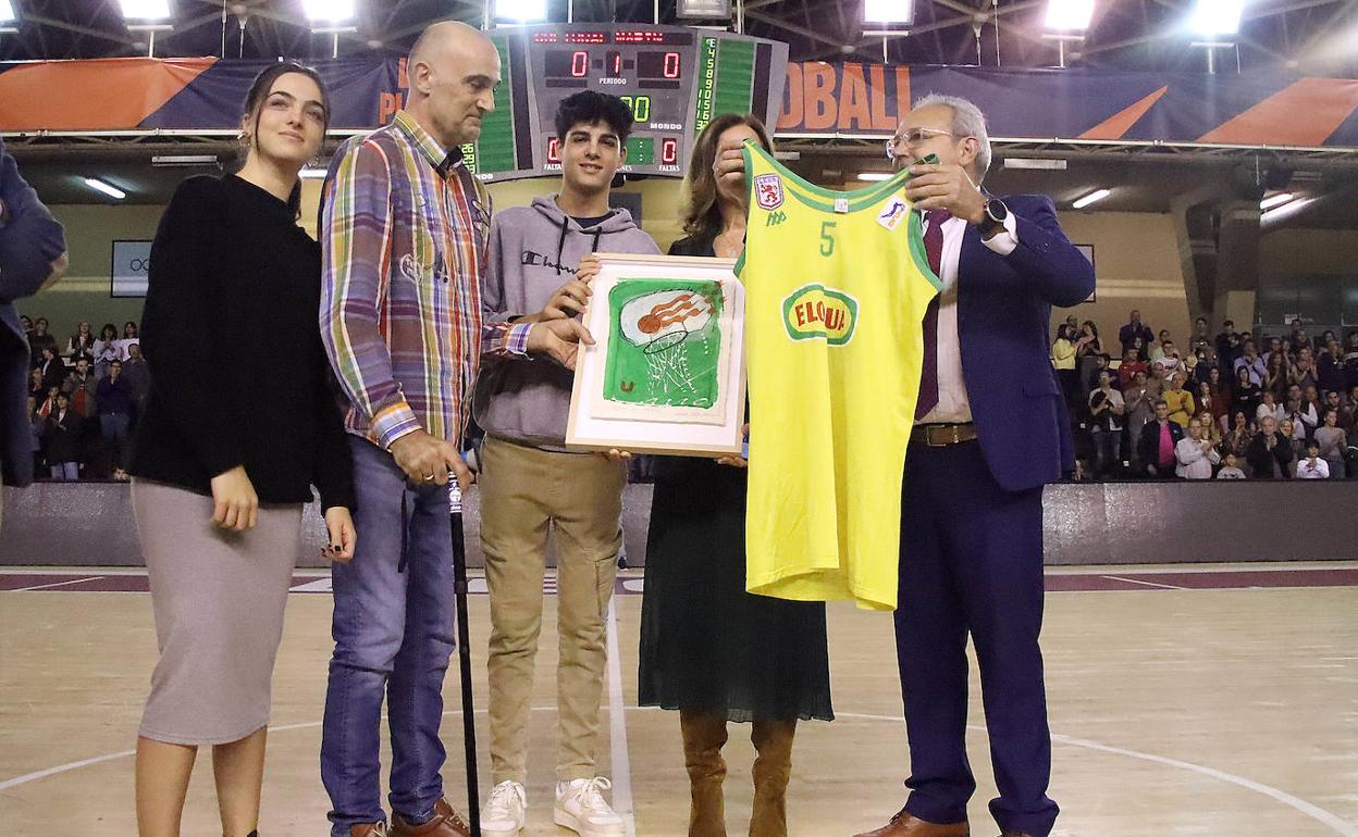 Homenaje a Urbano González, jugador del Baloncesto León, durante un partido de la Cultural y deportiva Leonesa.