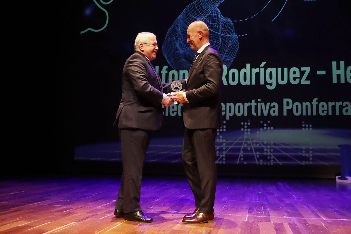 Foto de familia de todos los premiados y patrocinadores de los IX Premios Haz Huella Leonoticias