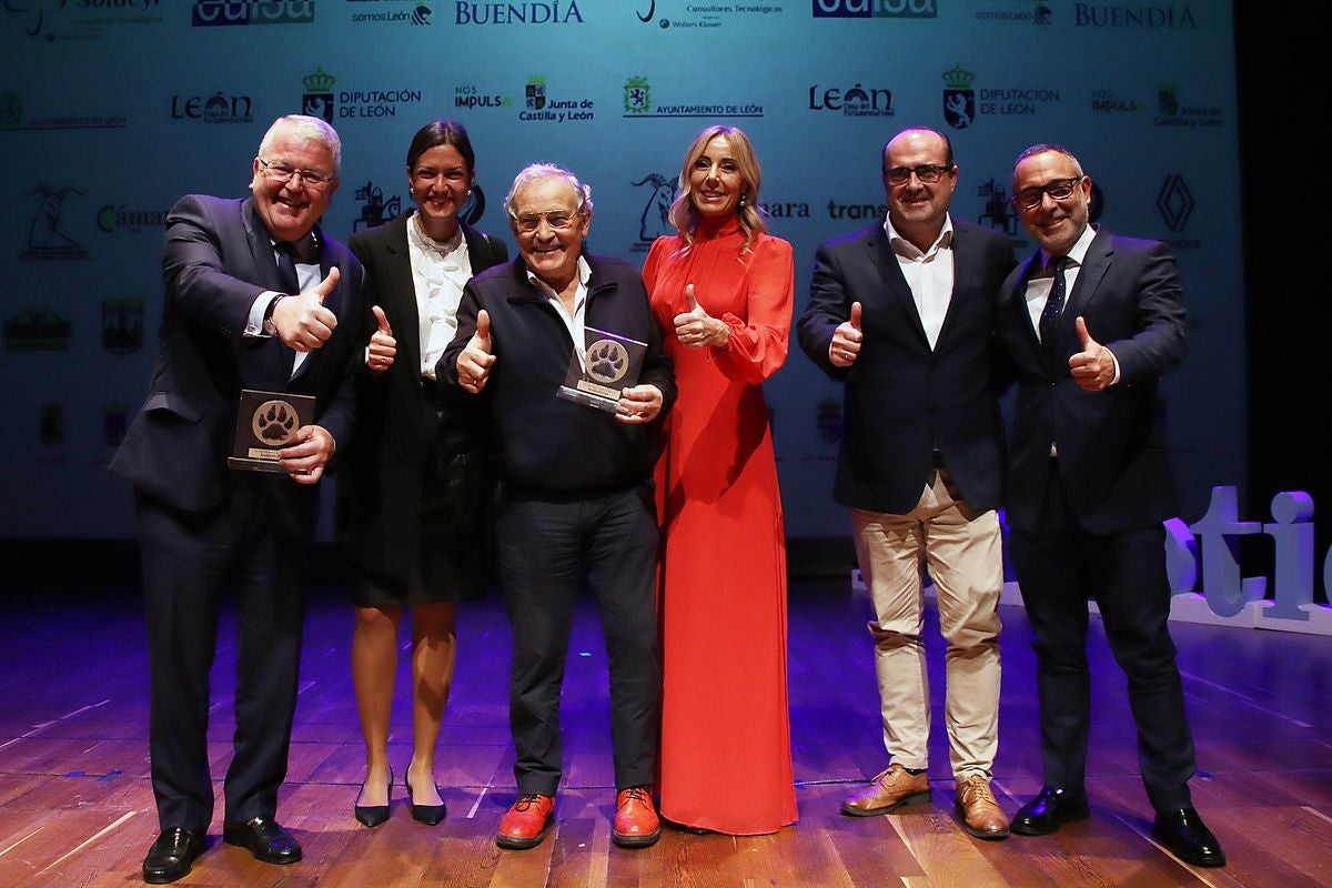 Foto de familia de todos los premiados y patrocinadores de los IX Premios Haz Huella Leonoticias