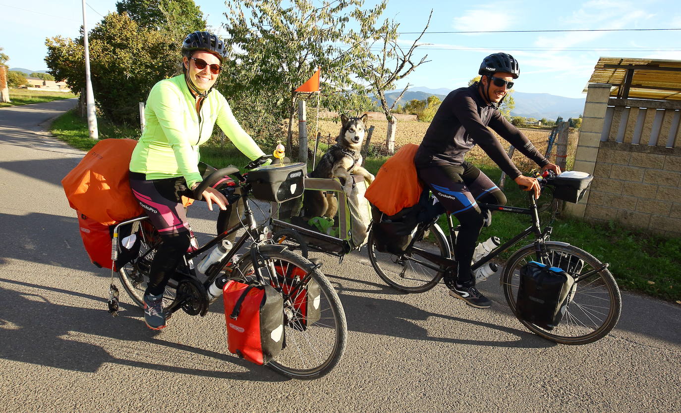 Una pareja de peregrinos franceses incluye el Camino de Santiago en su gira de dos años por Europa a lomos de sendas bicicletas y portando junto a ellos a su perra Praline.