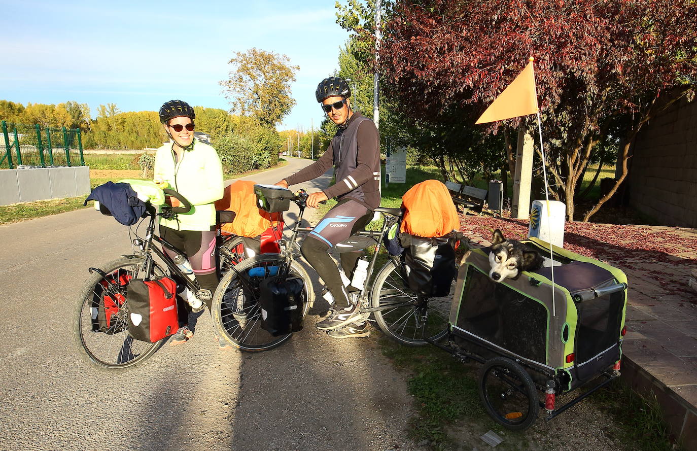 Una pareja de peregrinos franceses incluye el Camino de Santiago en su gira de dos años por Europa a lomos de sendas bicicletas y portando junto a ellos a su perra Praline.