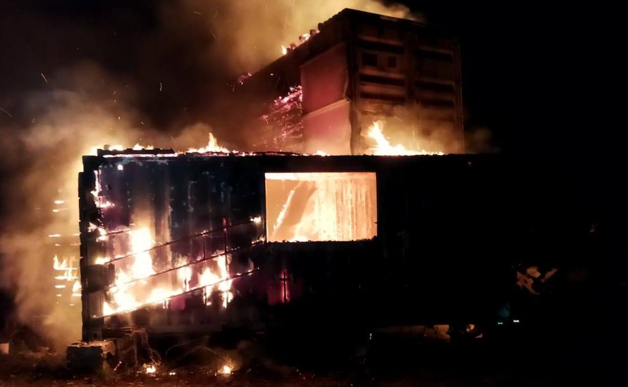 Uno de los incendios que se produjeron esta noche en la comarca.