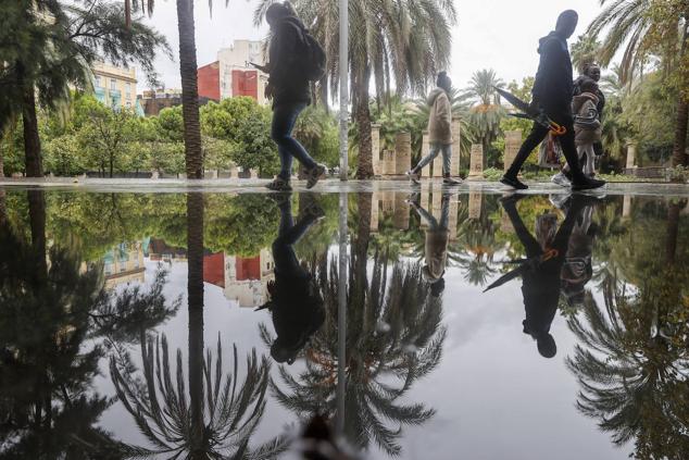 Las calles de Manises, encarcadas por la lluvia que condicionó los vuelos en el aeropuerto.