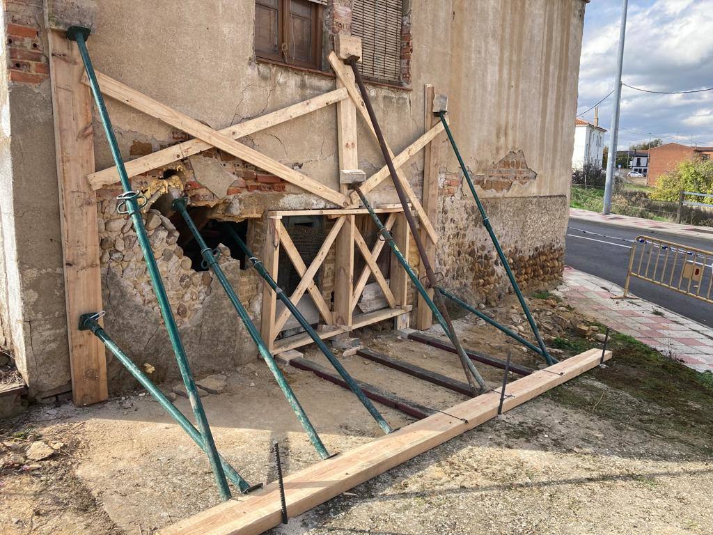 Los Bomberos de León también colaboraron en el apuntalamiento de una casa abandonada en el barrio leonés de Armun