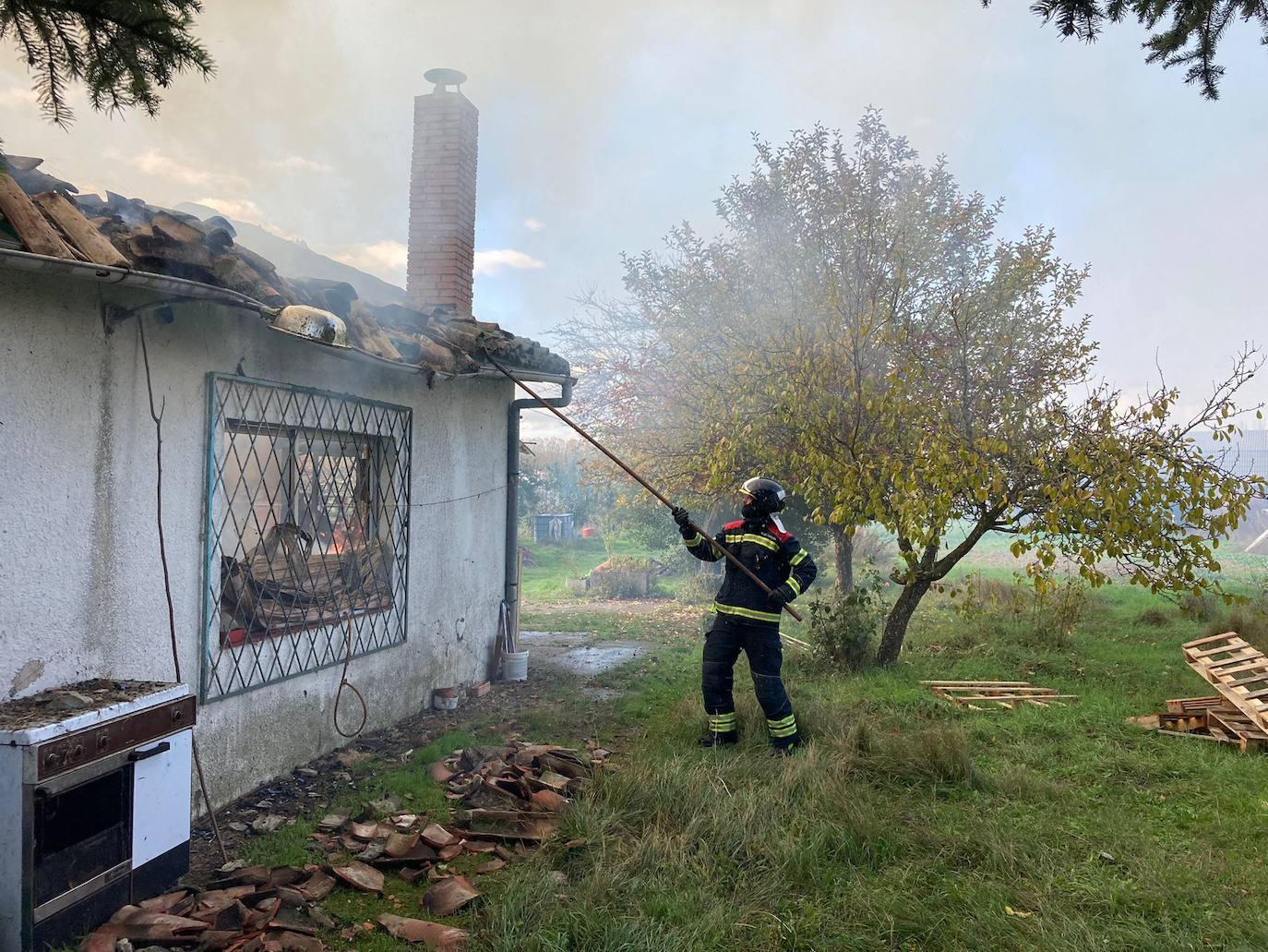 Los Bomberos de León trabajaron durante tres horas para extinguir este incendio