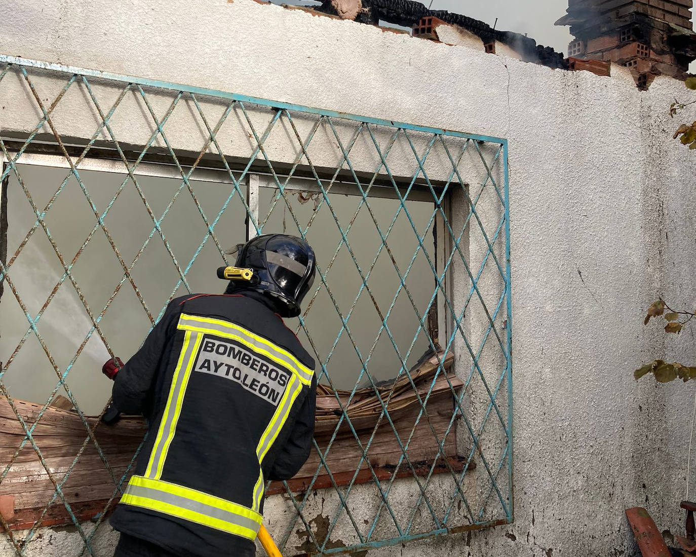 Los Bomberos de León trabajaron durante tres horas para extinguir este incendio