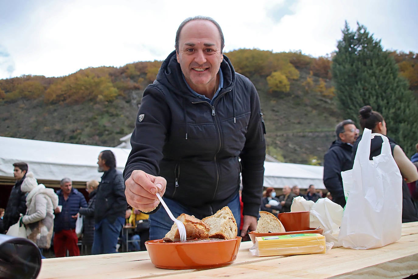 El secretario general del PSOE de Castilla y León, Luis Tudanca; el presidente de la Diputación de León, Eduardo Morán; el secretario provincial Javier Cendón y el alcalde Octavio González asisten a la XXXI Feria de la cecina de Vegacervera