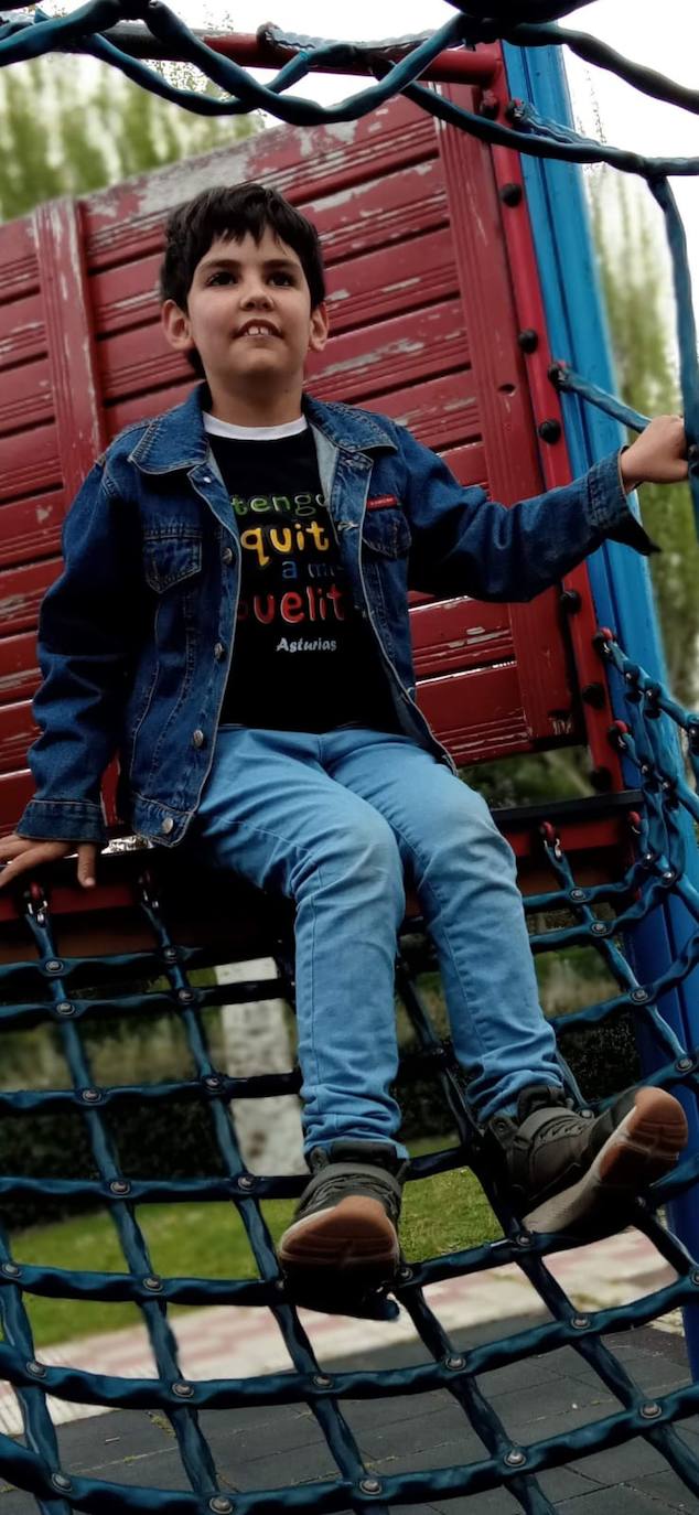 Adam, el niño leonés con autismo, que tiene que pasar por quirófano cada vez que necesita ir al dentista.