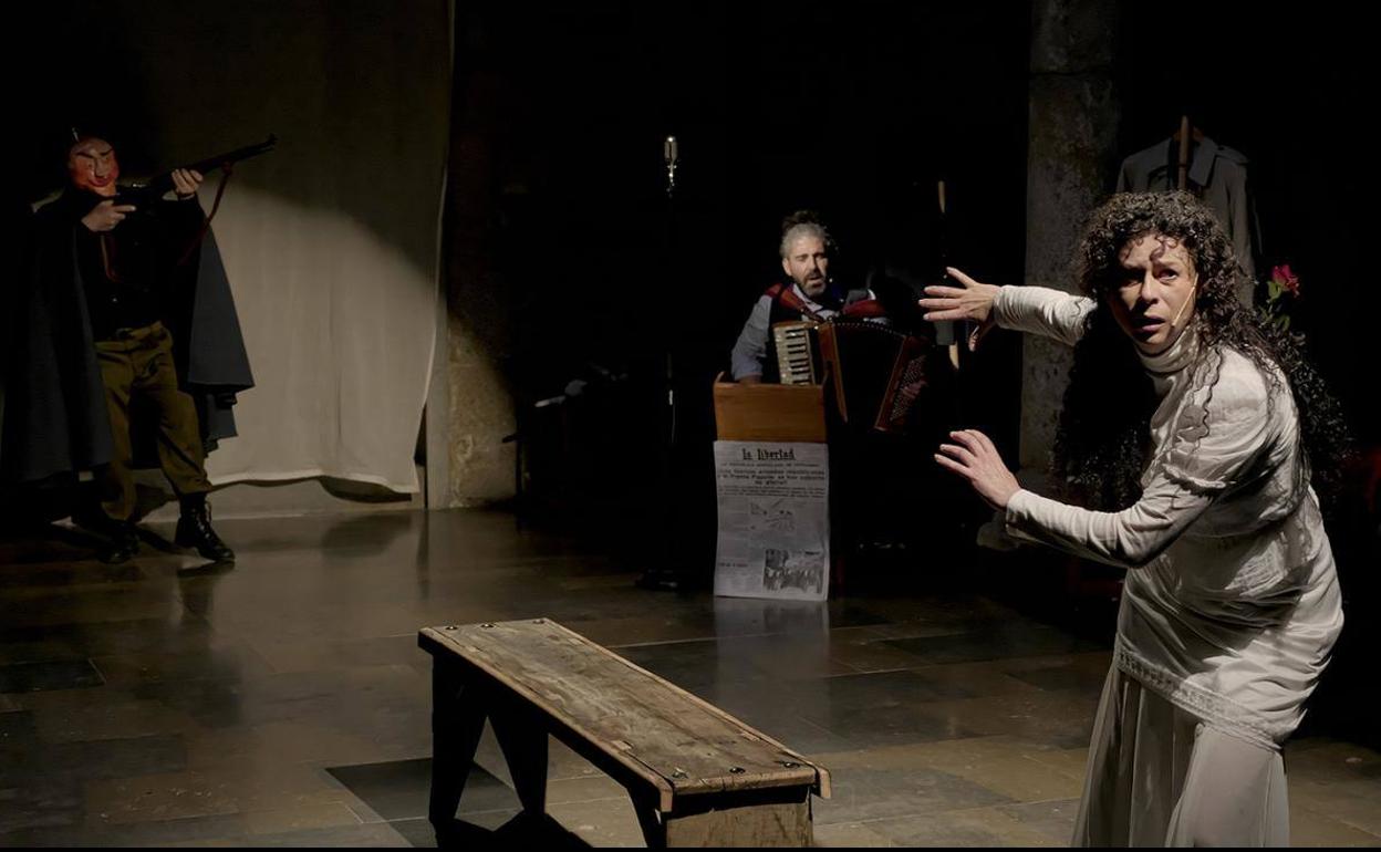 La utilización de distintas técnicas teatrales, desde el distanciamiento objetivo, las proyecciones audiovisuales, o las máscaras. 