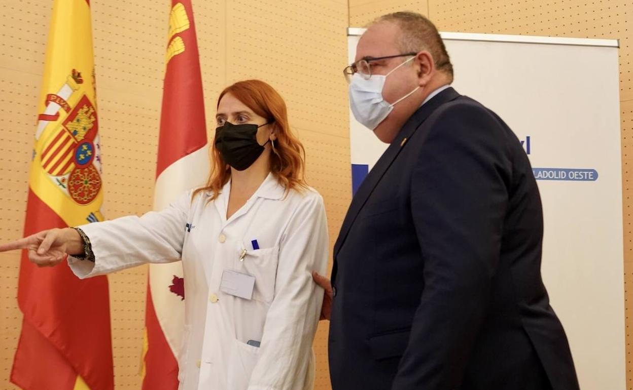 El consejero de Sanidad, Alejandro Vázquez, asiste a la presentación de la gerente del Hospital Universitario Río Hortega de Valladolid, Belén Cantón.