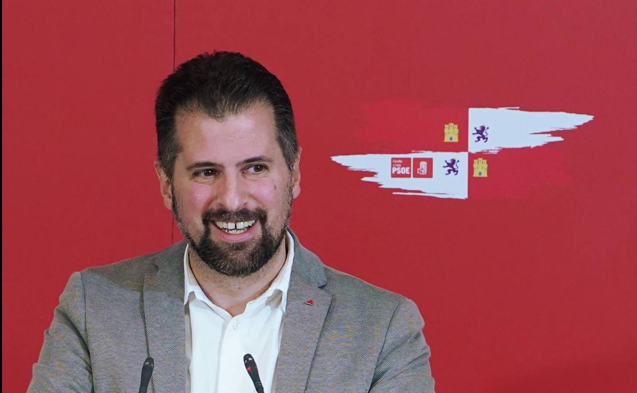 El secretario general del PSCyL, Luis Tudanca, durante la rueda de prensa previa a la reunión con alcaldes/as de más de 20.000 habitantes, secretarios generales, secretarios de Organización y miembros de la Comisión Ejecutiva Autonómica (CEA) del PSOE de Castilla y León.