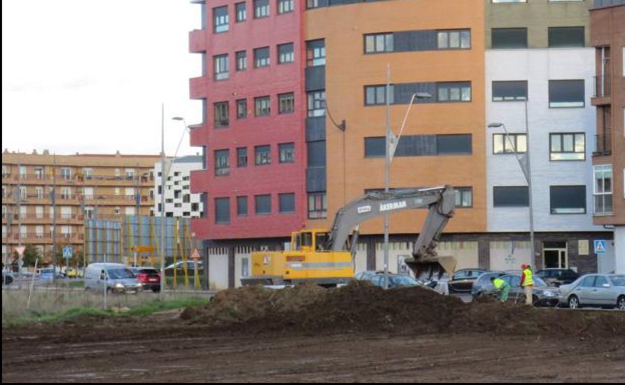Las máquinas ya trabajan en urbanizar la zona donde se ubicará el Gadis y las viviendas 